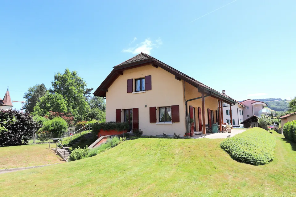 Einzelvilla mit 6.5 Zimmern und großem Garten von 1'618 m2