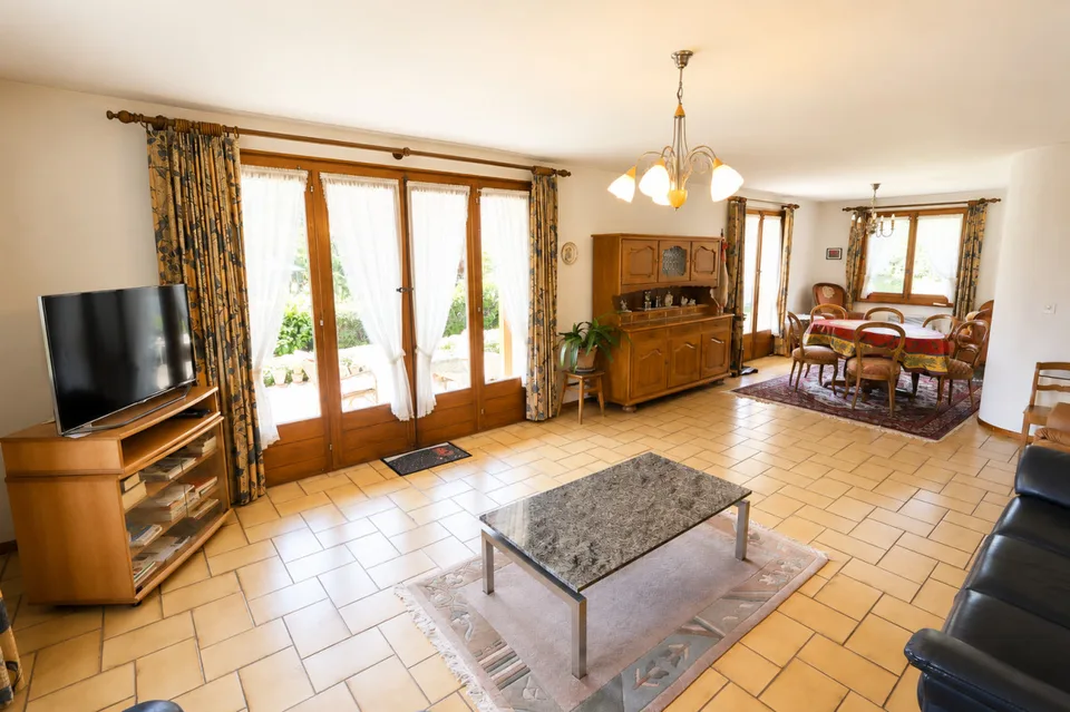 Einzelvilla mit 6.5 Zimmern und großem Garten von 1'618 m2