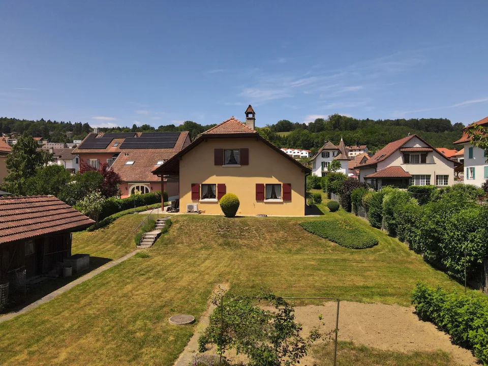 Einzelvilla mit 6.5 Zimmern und großem Garten von 1'618 m2