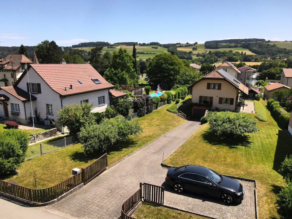 Einzelvilla mit 6.5 Zimmern und großem Garten von 1'618 m2