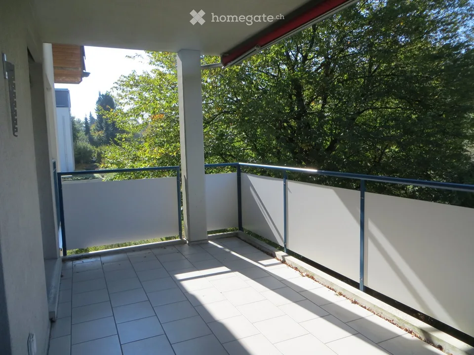Appartamento luminoso 4.5 locali con balcone e bella vista a Dübendorf