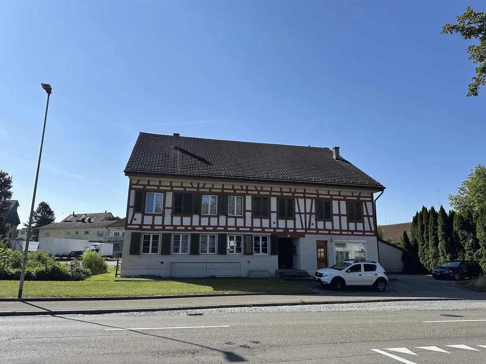 Casa multifamiliare con terreno edificabile nella zona centrale
