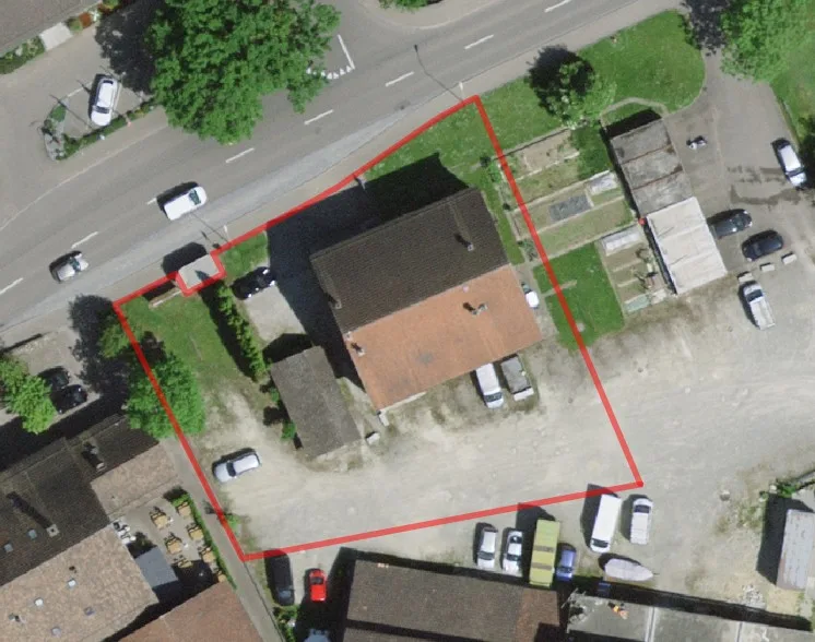 Casa multifamiliare con terreno edificabile nella zona centrale