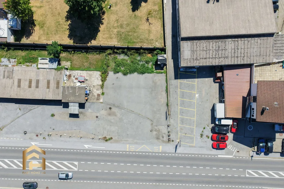 Grosser Gewerbeplatz im Freien an der Kantonsstrasse