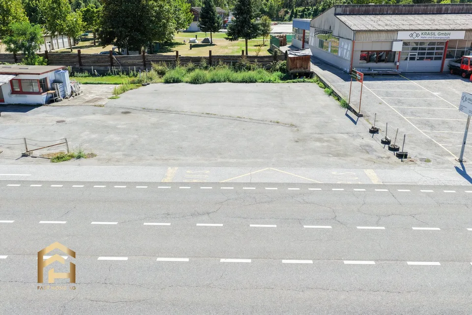 Grosser Gewerbeplatz im Freien an der Kantonsstrasse