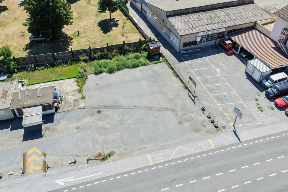 Grosser Gewerbeplatz im Freien an der Kantonsstrasse