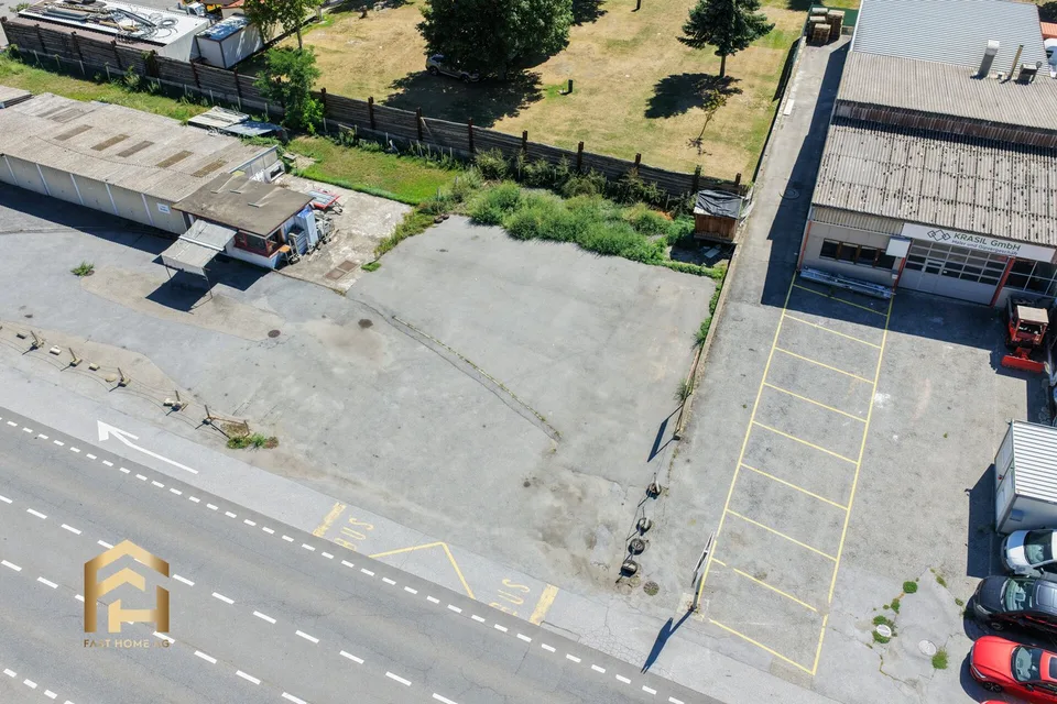 Grosser Gewerbeplatz im Freien an der Kantonsstrasse