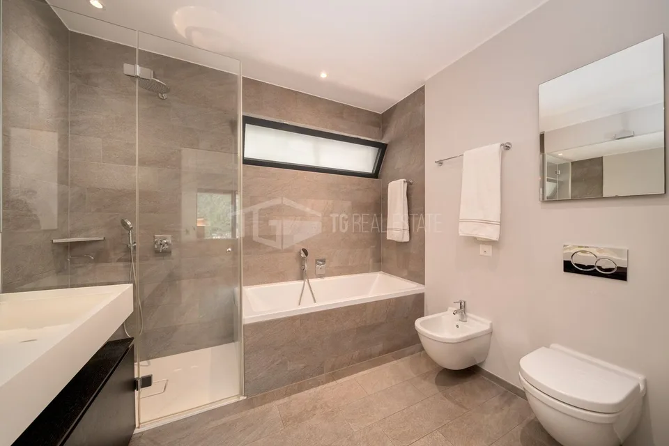 Appartement élégant de 4 pièces avec jardin et vue sur le lac