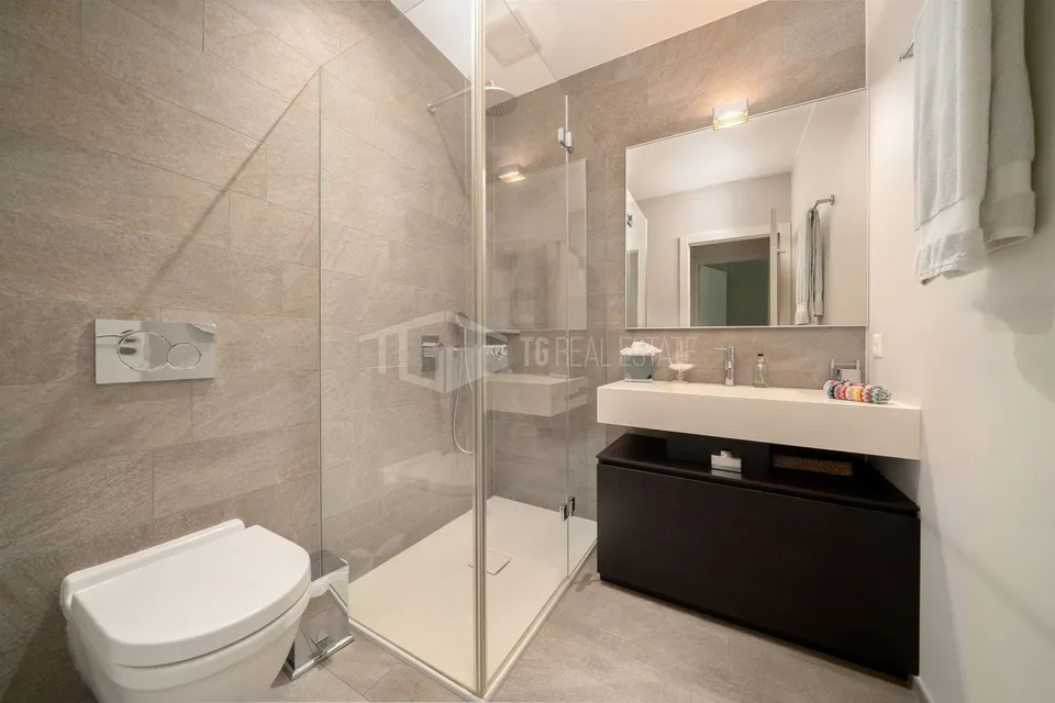 Appartement élégant de 4 pièces avec jardin et vue sur le lac