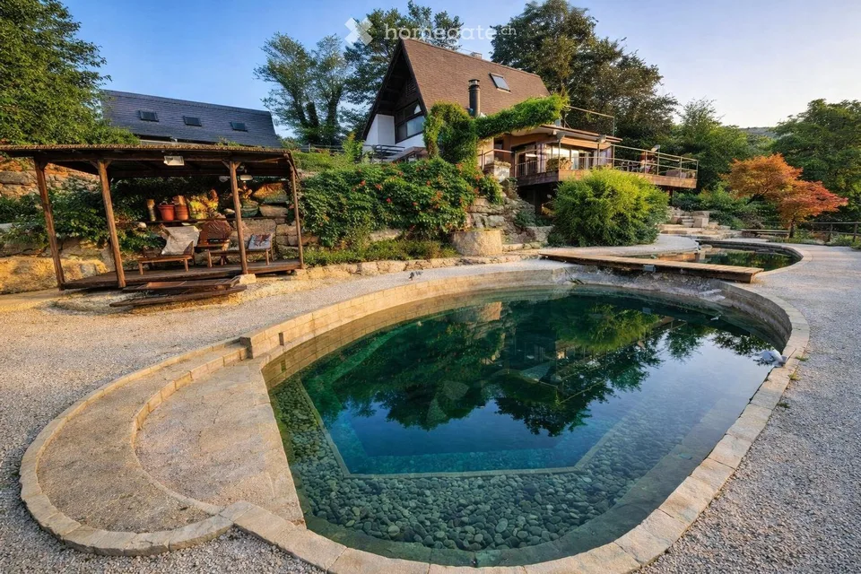 Einfamilienhaus mit Panorama-Aussicht und Naturbad