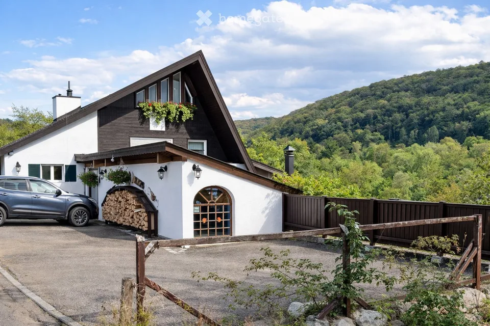 Maison individuelle avec vue panoramique et piscine naturelle