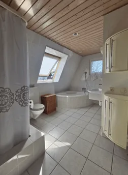 Maison individuelle avec vue panoramique et piscine naturelle