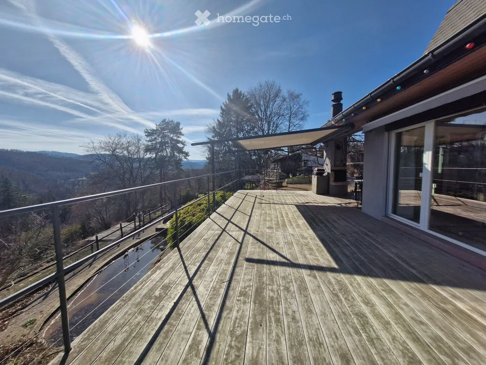 Maison individuelle avec vue panoramique et piscine naturelle