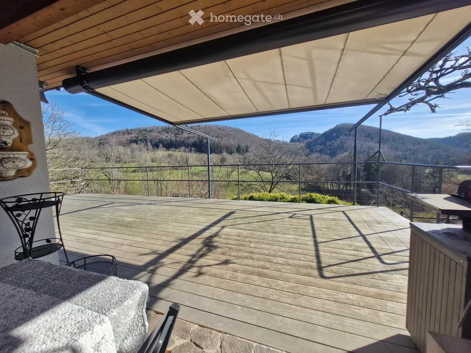 Maison individuelle avec vue panoramique et piscine naturelle