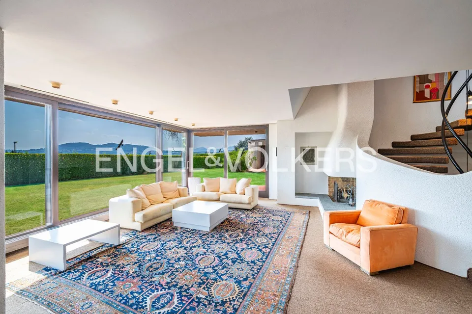 Villa with pool and great potential