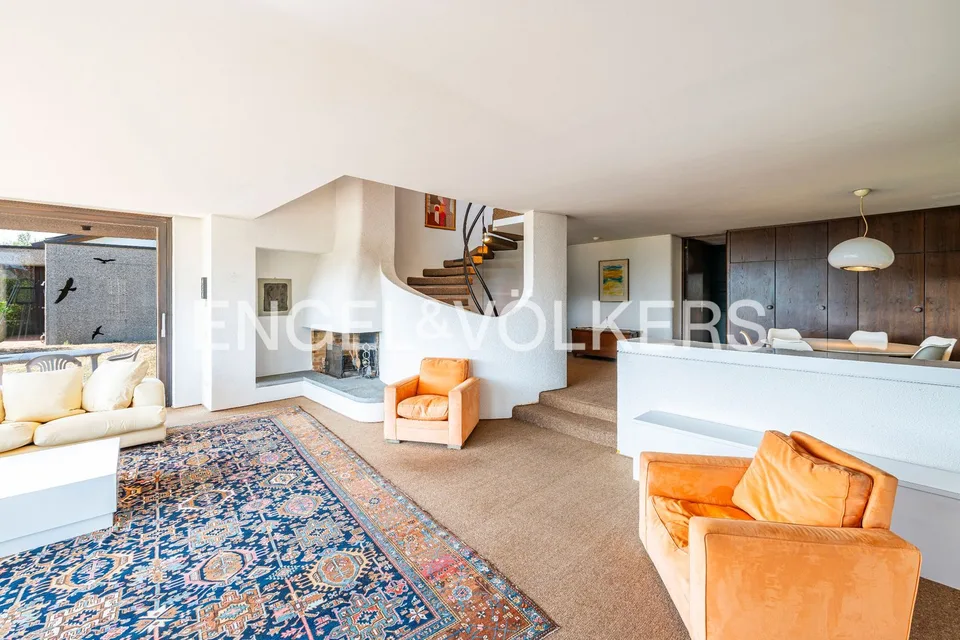 Villa with pool and great potential