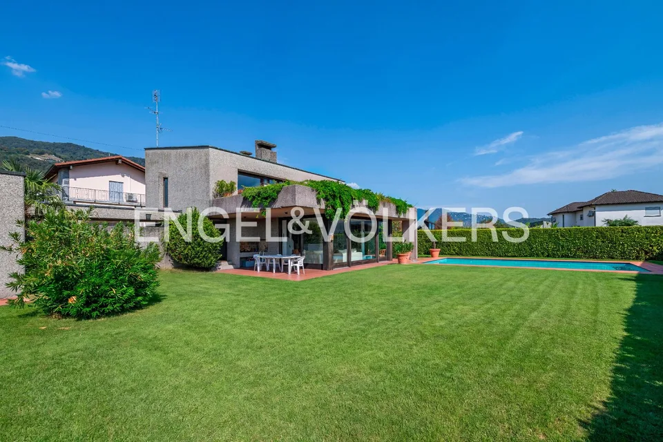 Villa with pool and great potential