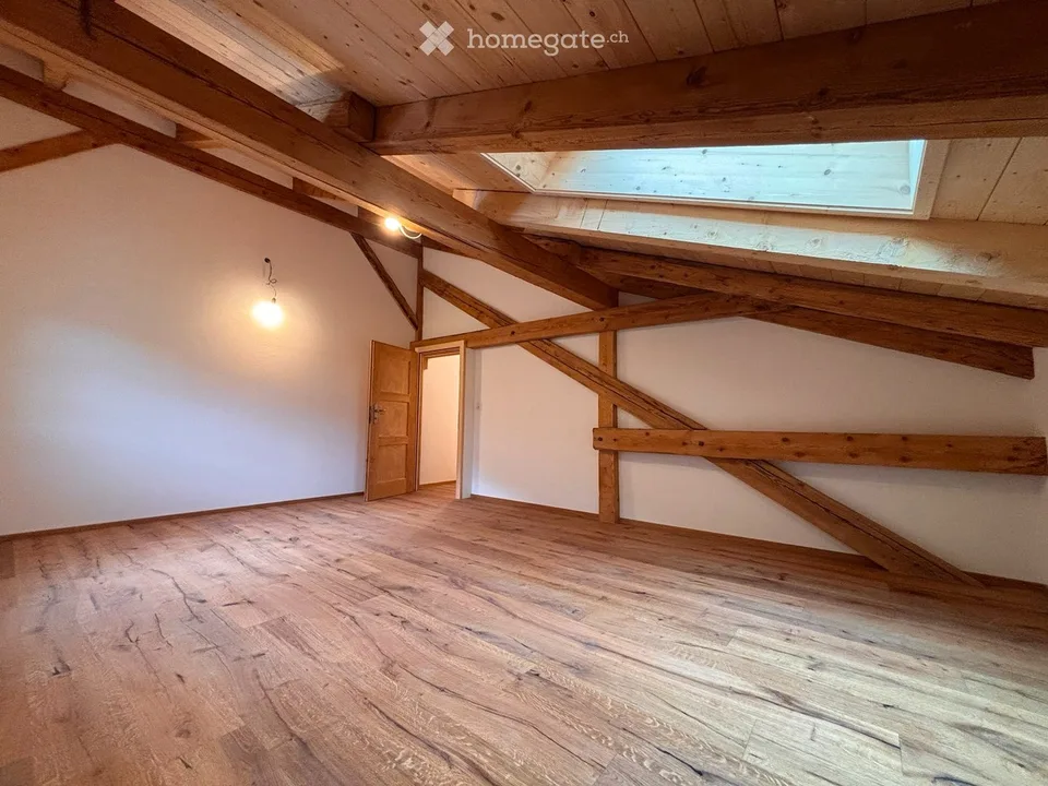Frisch renovierte 4½-Zimmer-Wohnung mit Hauscharakter und Garten in Trun (Campliun)
