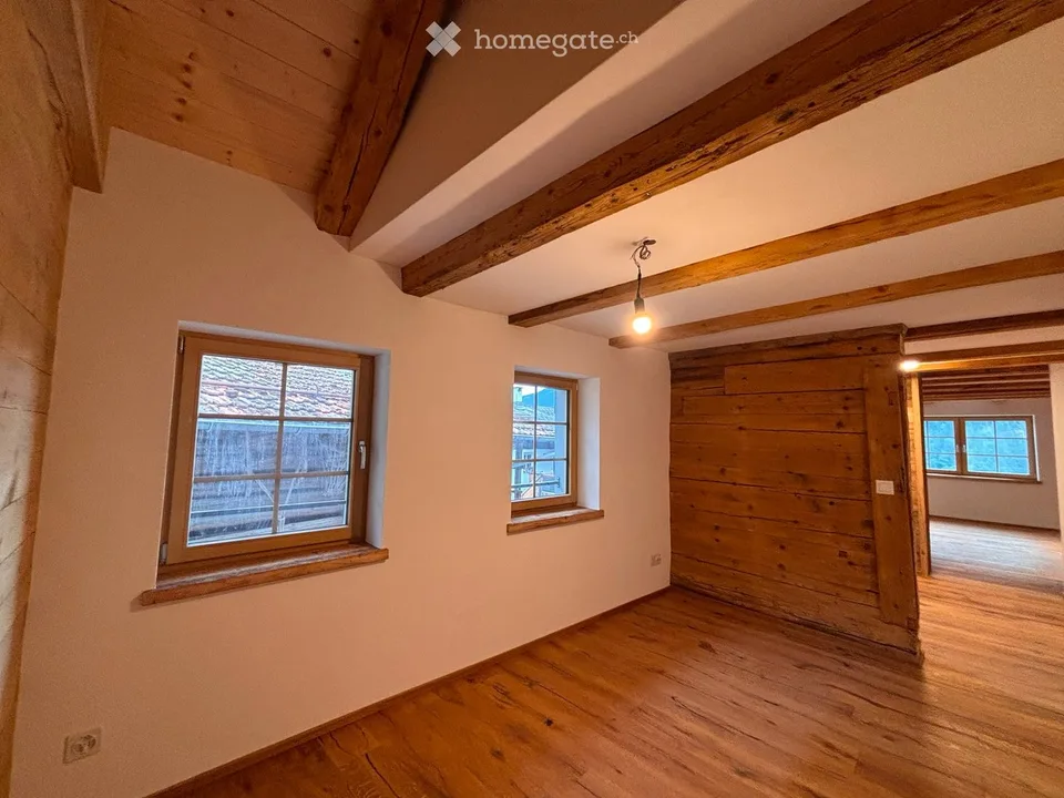Frisch renovierte 4½-Zimmer-Wohnung mit Hauscharakter und Garten in Trun (Campliun)