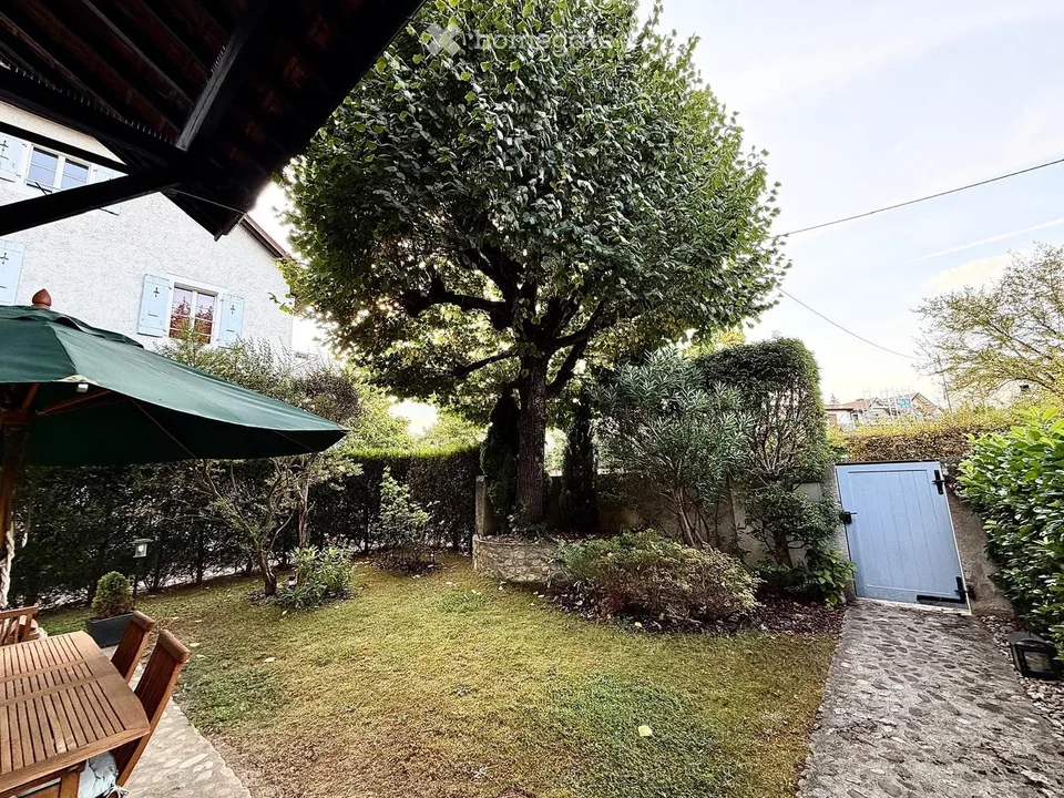 SPECTACULAIRE TRIPLEX DANS UNE MAISON DE VILLAGE AU COEUR DU PETIT-LANCY