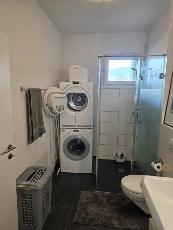 Moderne 2.5 Zimmer Minergiewohnung mit 16 m2 Balkon & Option auf E-Ladestation