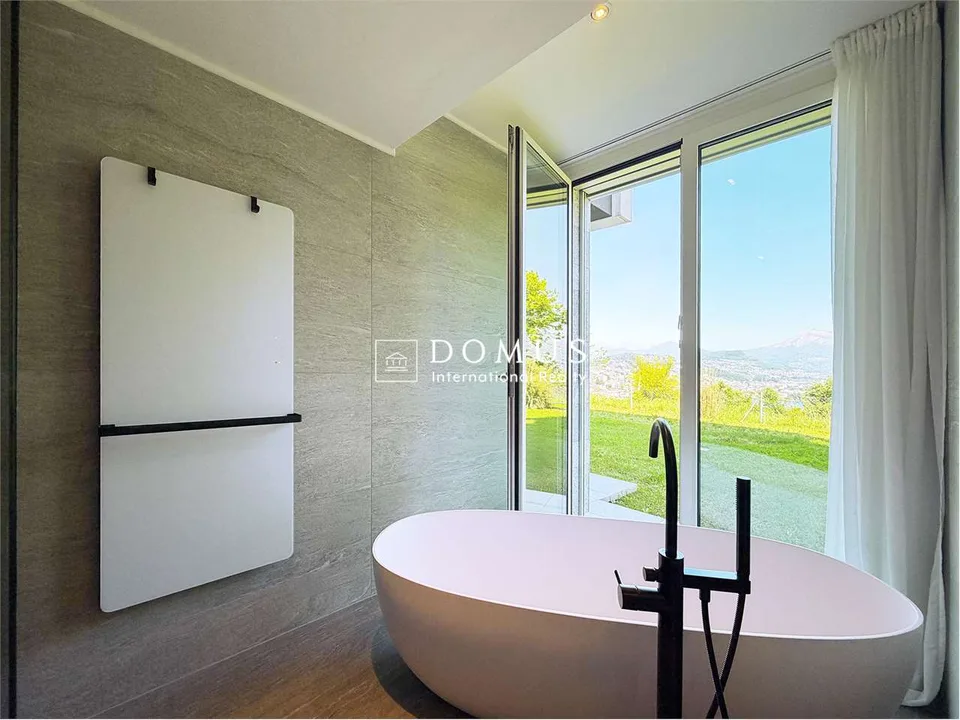 Prestigioso appartamento di lusso con vista lago