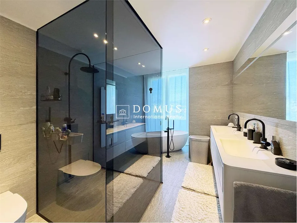Prestigioso appartamento di lusso con vista lago