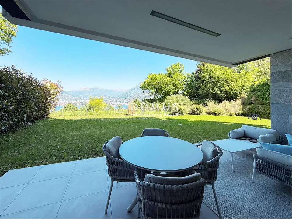 Prestigioso appartamento di lusso con vista lago
