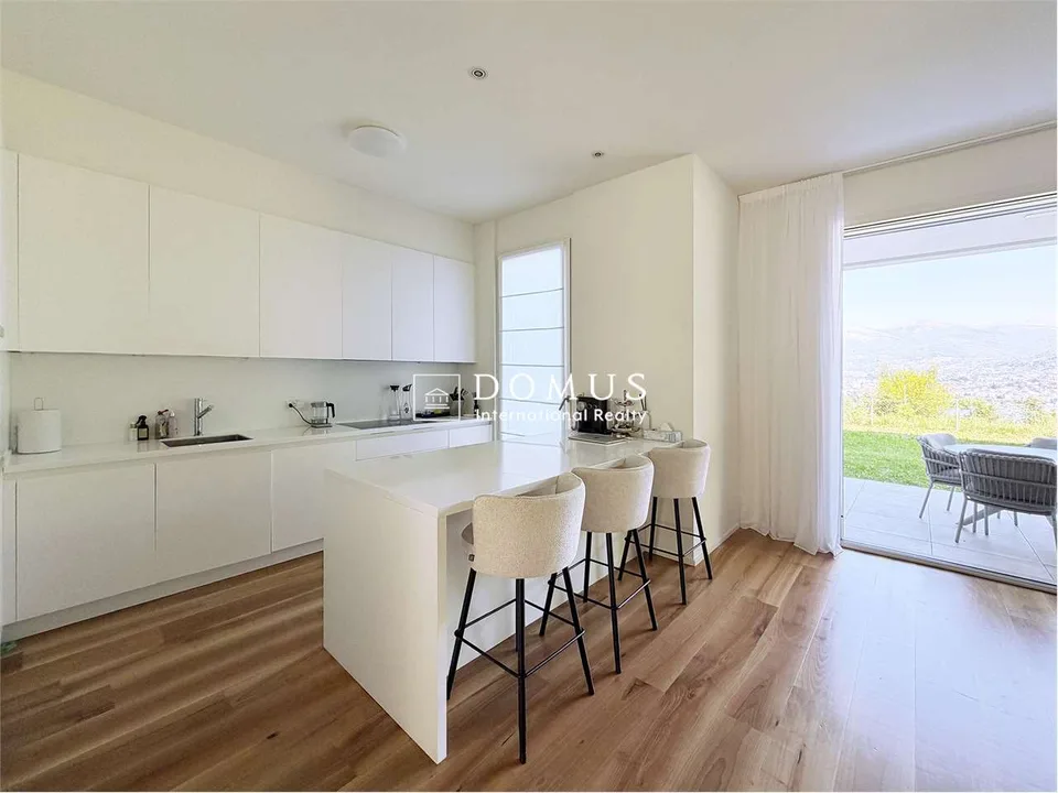 Prestigioso appartamento di lusso con vista lago