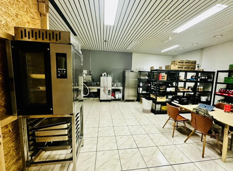 POKE BOWLS, IDEAL LOCATION, COMPLETE EQUIPMENT