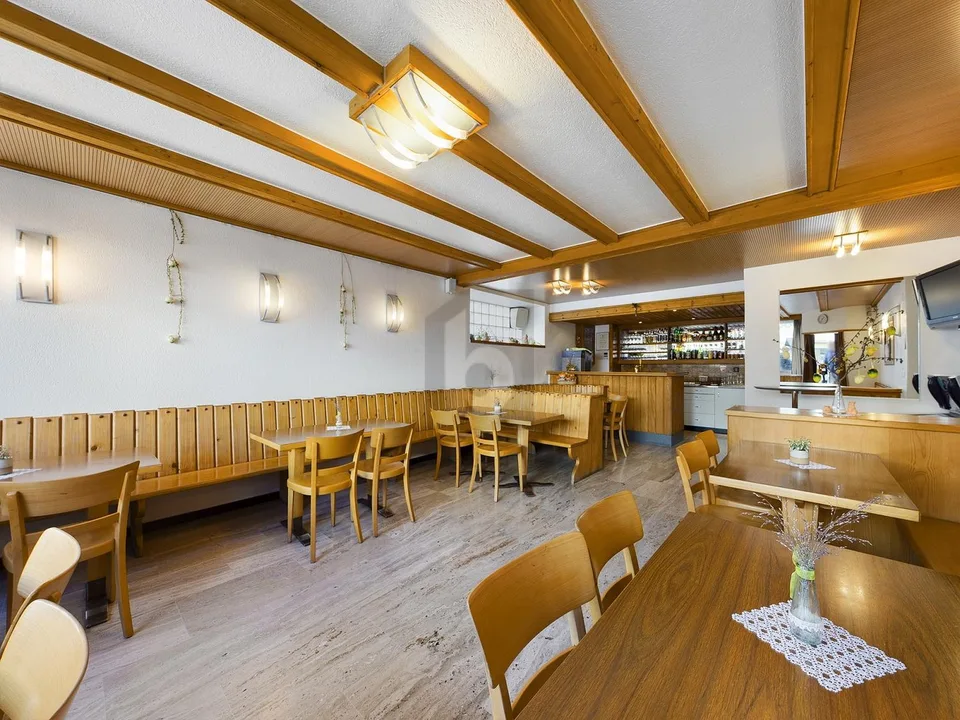 Locanda rustica di villaggio in un villaggio vinicolo vallese