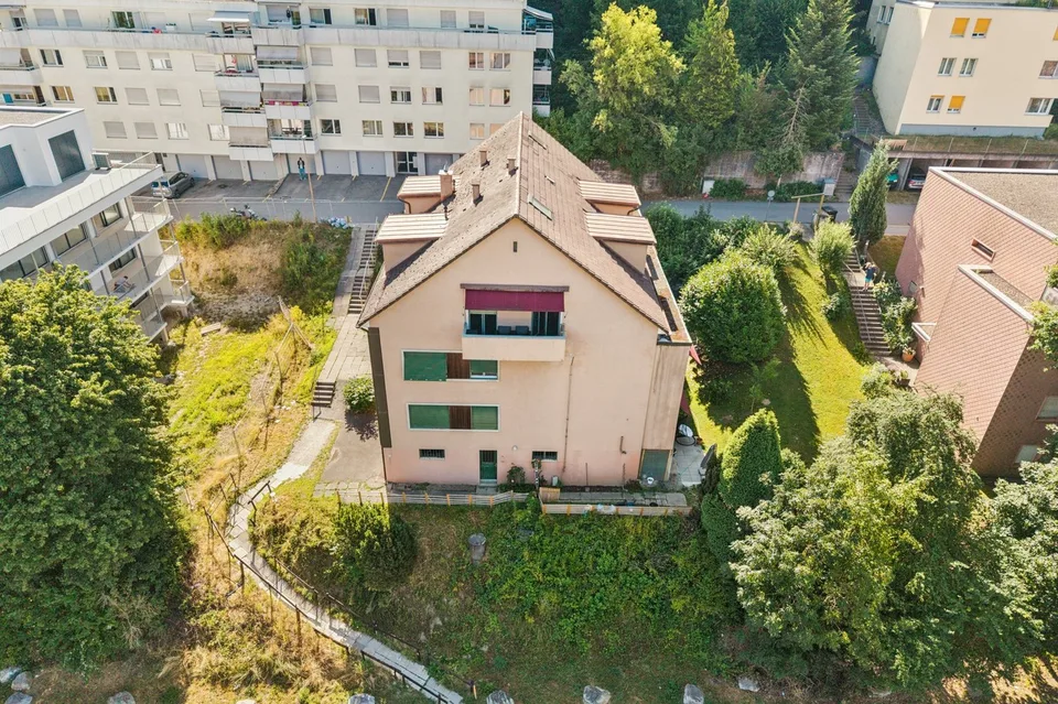 Immeuble de rendement de 8 logements entièrement loué, offrant un rend