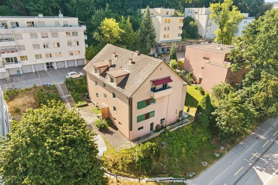 Immeuble de rendement de 8 logements entièrement loué, offrant un rend