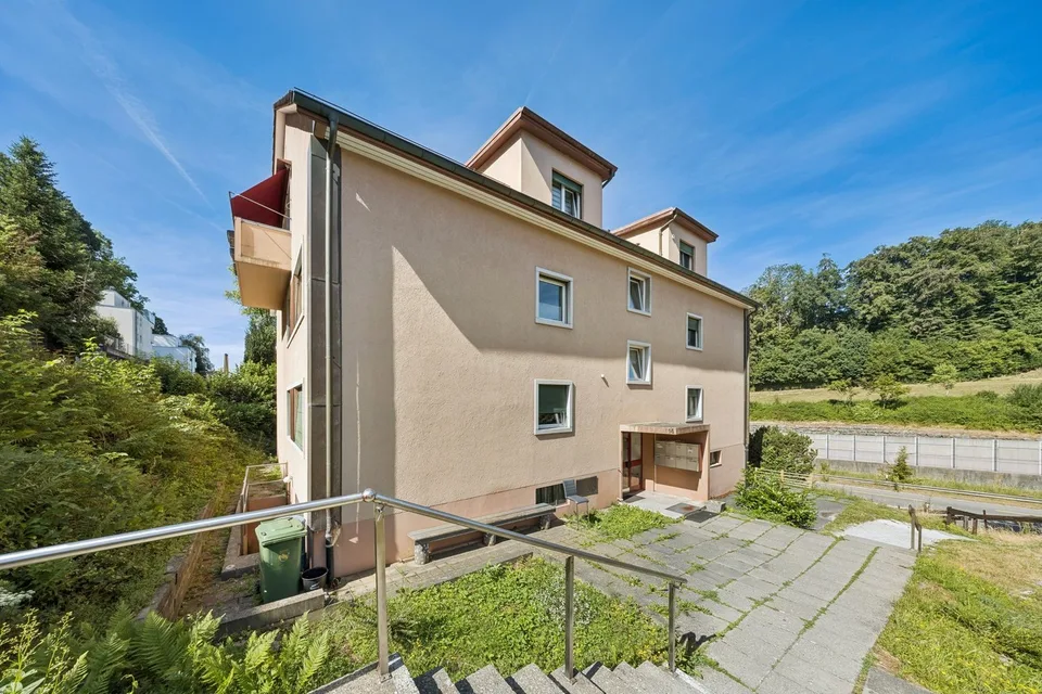 Immeuble de rendement de 8 logements entièrement loué, offrant un rend