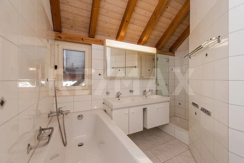 Sunny 5-room corner house in central location