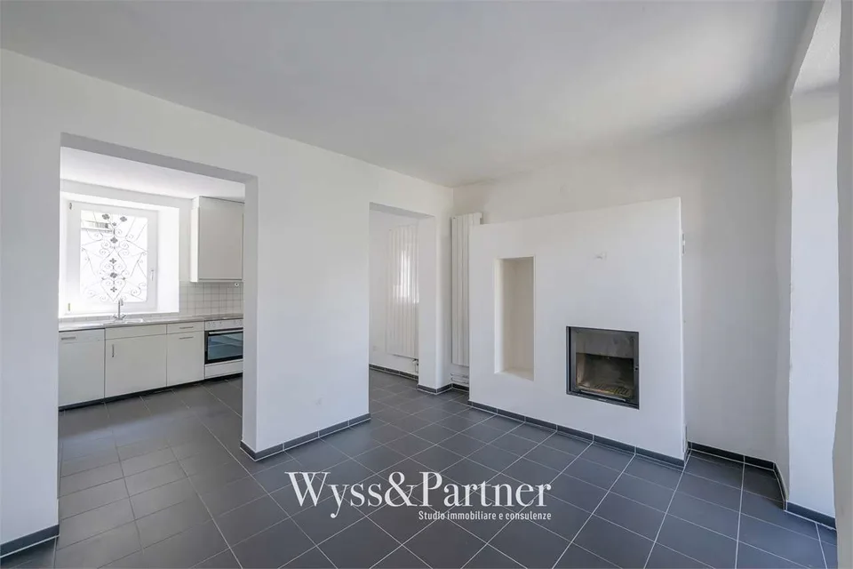 Haus mit 3.5 Zimmern auf drei Ebenen in Quartino
