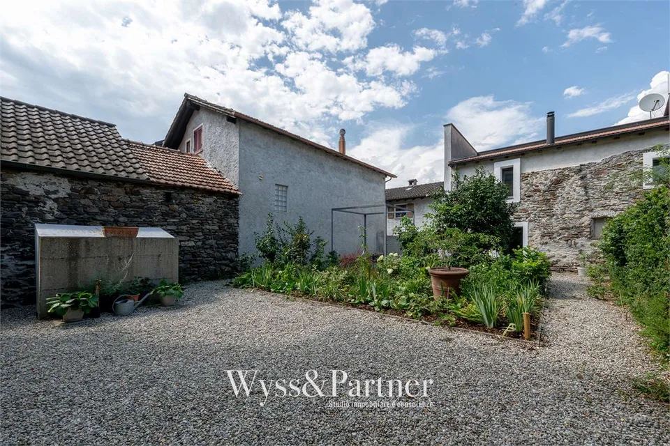 Haus mit 3.5 Zimmern auf drei Ebenen in Quartino