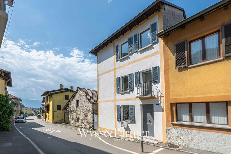 Casa di 3.5 locali su tre livelli a Quartino
