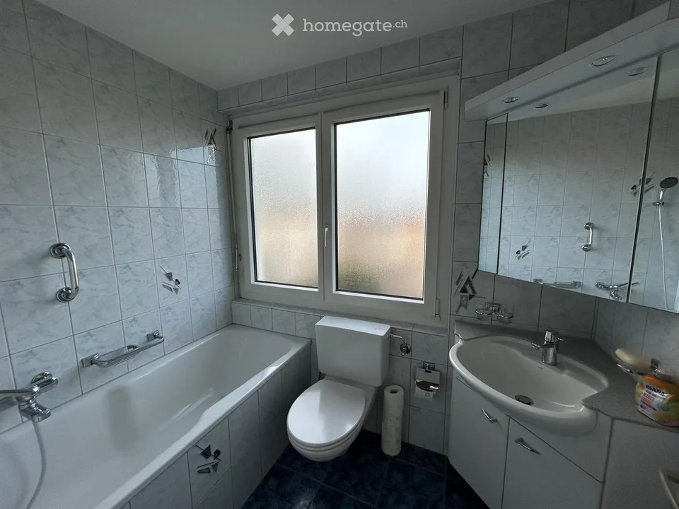 Well-maintained, renovated 4.5 room row house