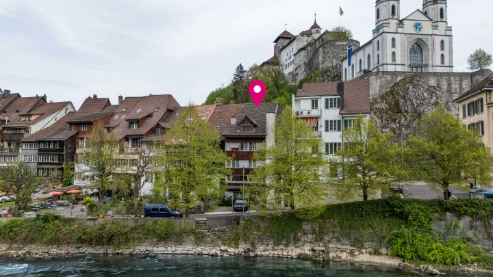 Altstadt. Aare. Mehrfamilienhaus.