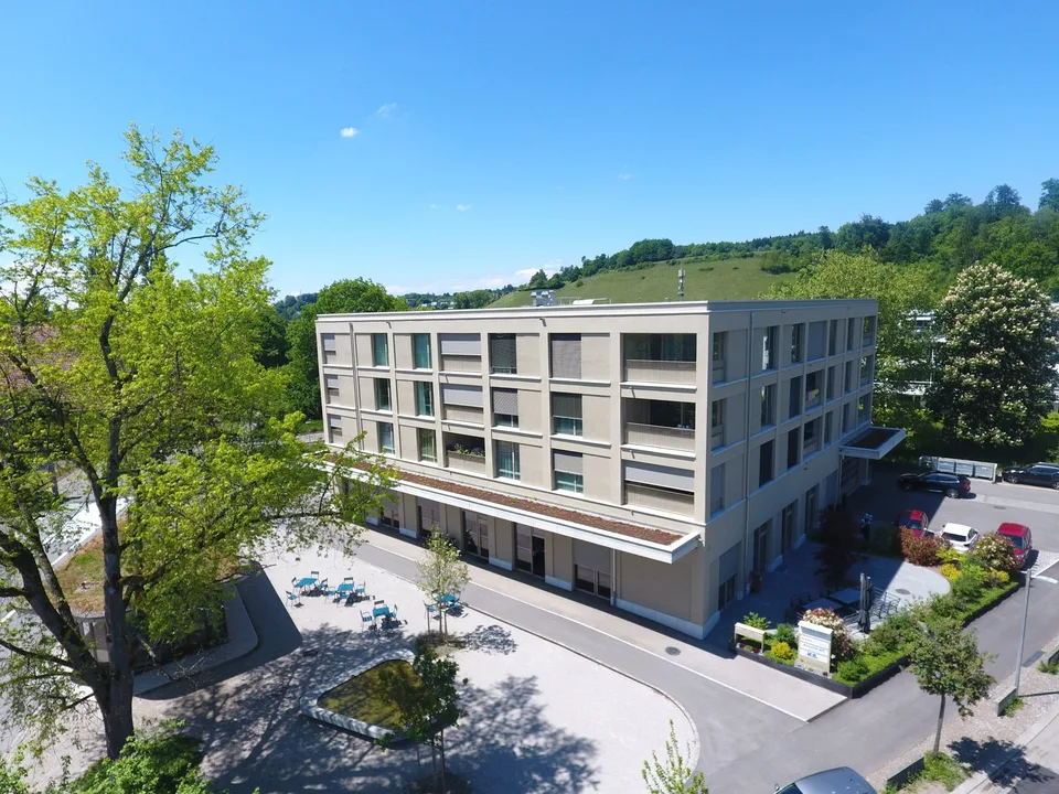 Grosszügige 3.5-Zimmerwohnung mit verglaster Loggia und viel Wohnkomfort