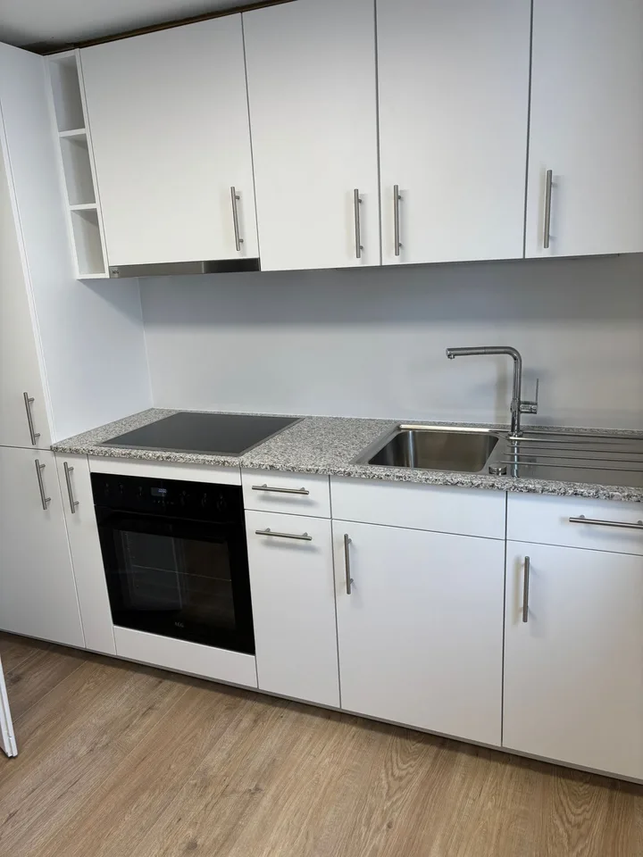 Charmant appartement 4 pièces dans un immeuble ancien avec balcon et garage au centre d'Einsiedeln