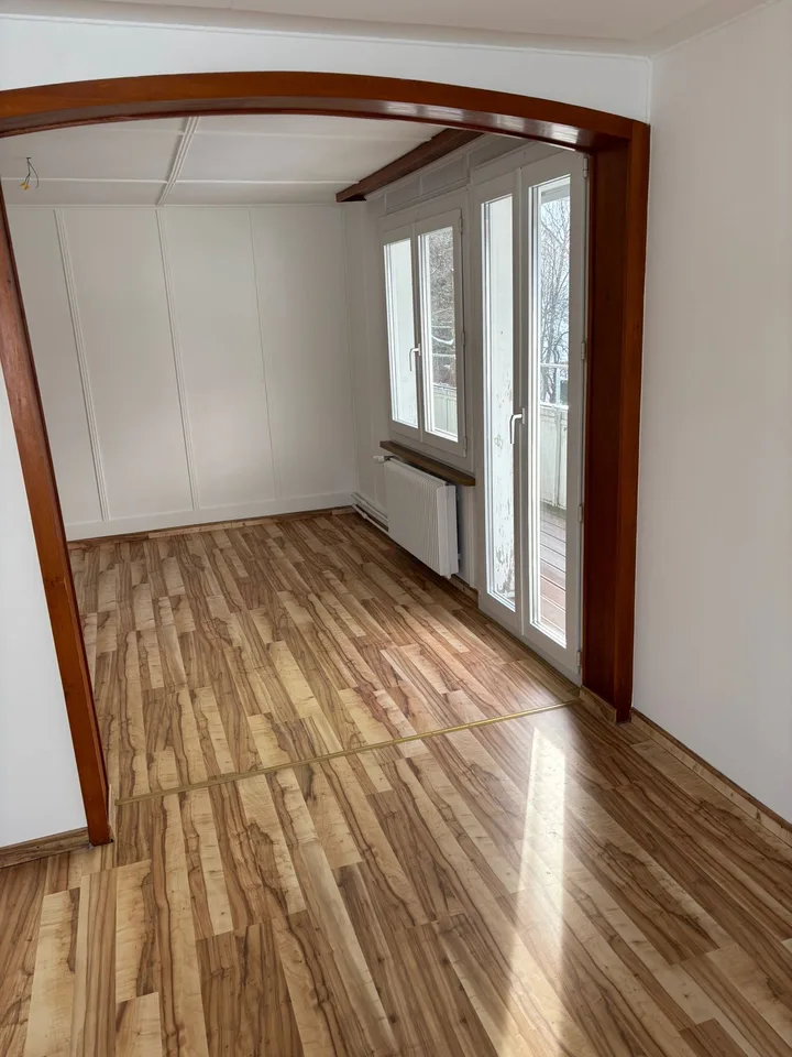 Charmant appartement 4 pièces dans un immeuble ancien avec balcon et garage au centre d'Einsiedeln