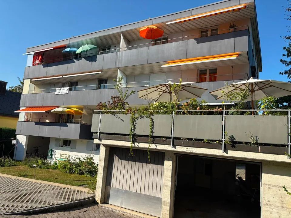 Charmante 4-Zimmer-Altbauwohnung mit Balkon und Garage in Zentrum von Einsiedeln