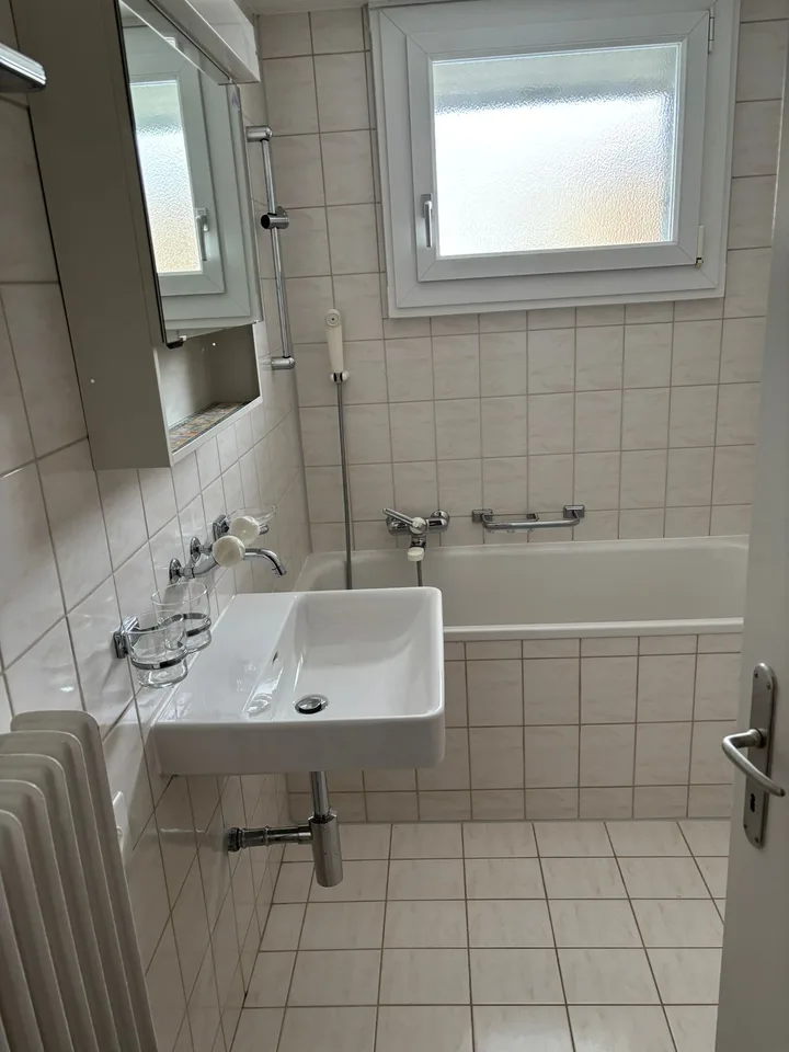 Charmant appartement 4 pièces dans un immeuble ancien avec balcon et garage au centre d'Einsiedeln