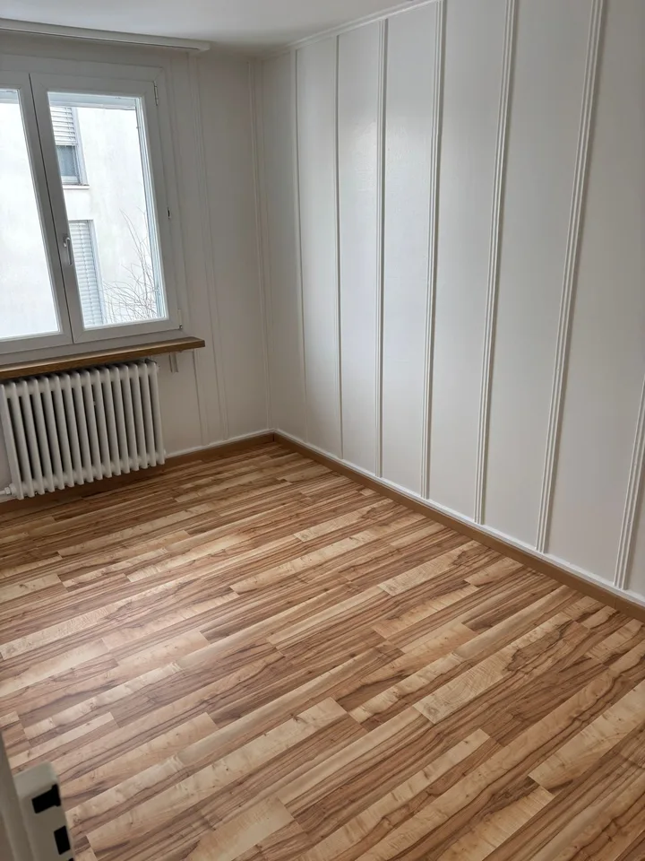 Charmant appartement 4 pièces dans un immeuble ancien avec balcon et garage au centre d'Einsiedeln