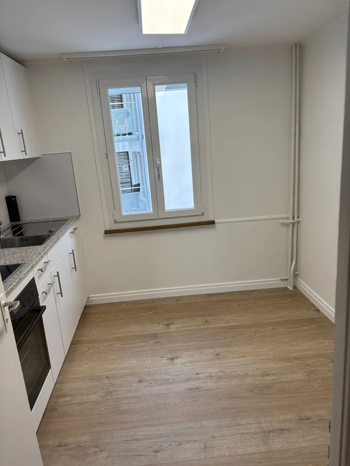 Charmant appartement 4 pièces dans un immeuble ancien avec balcon et garage au centre d'Einsiedeln
