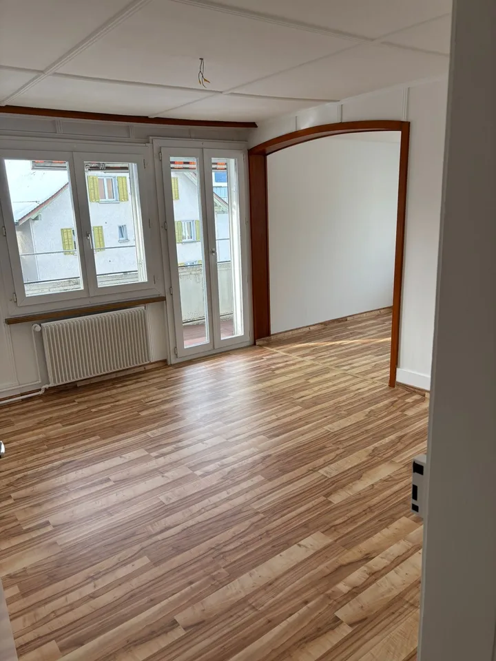 Charmant appartement 4 pièces dans un immeuble ancien avec balcon et garage au centre d'Einsiedeln