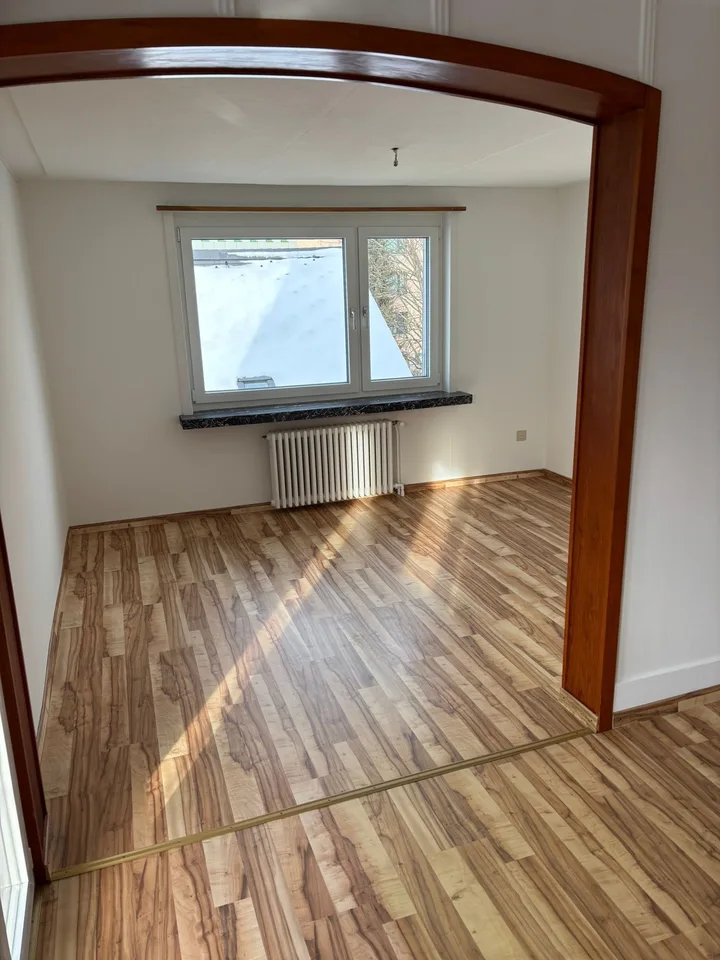 Charmant appartement 4 pièces dans un immeuble ancien avec balcon et garage au centre d'Einsiedeln
