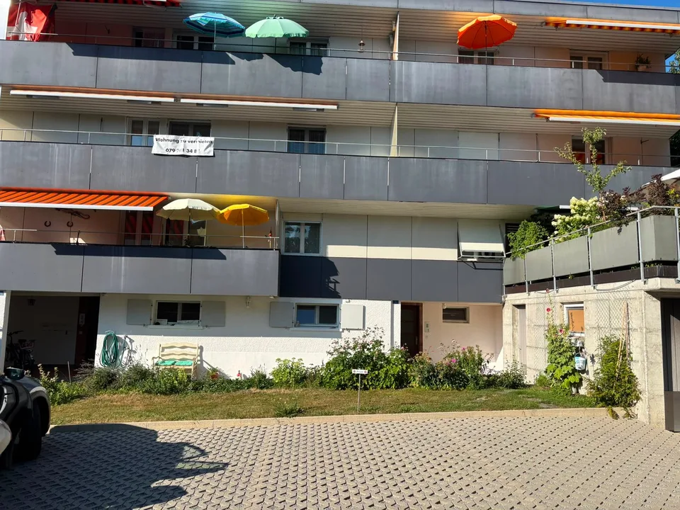 Charmant appartement 4 pièces dans un immeuble ancien avec balcon et garage au centre d'Einsiedeln